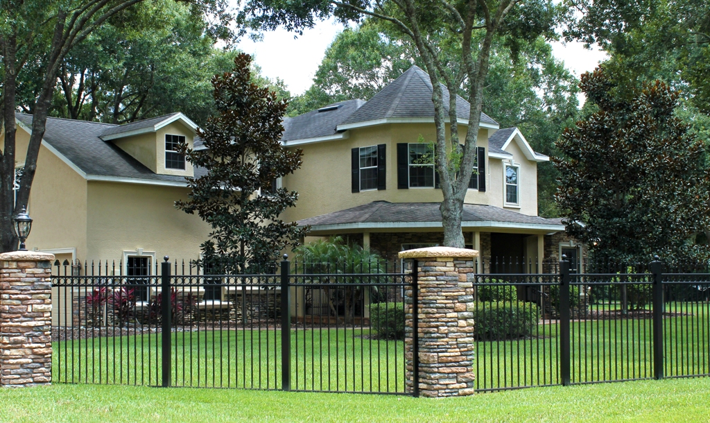 A house with trees in the backgroundDescription automatically generated