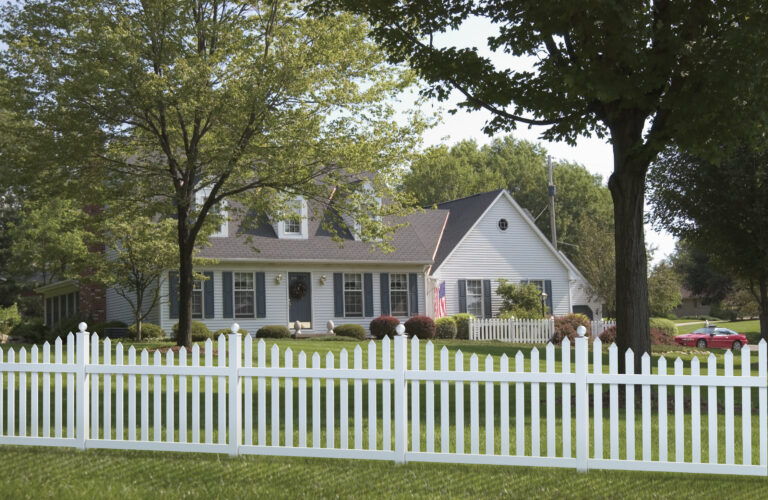 White wide picket scallop fence